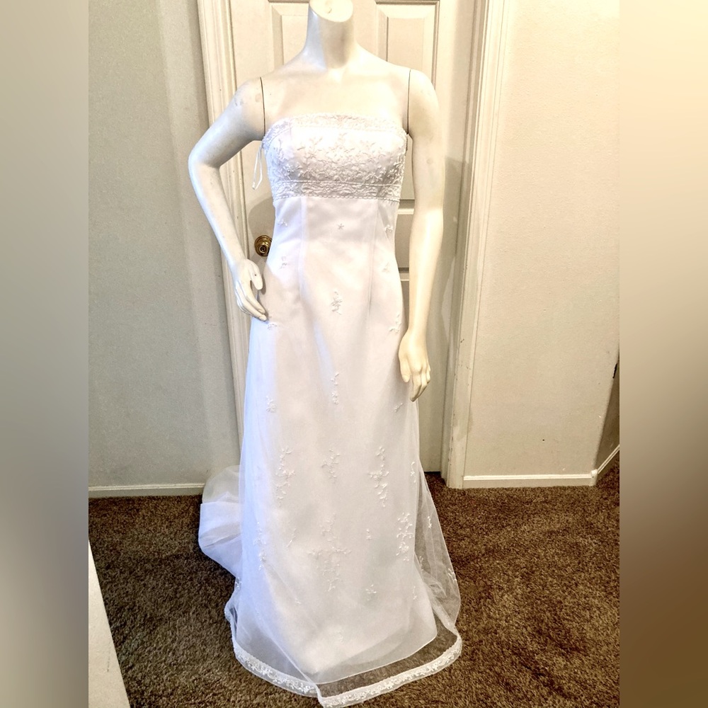 Private Collection Wedding Dress. Brand new. Size 6.